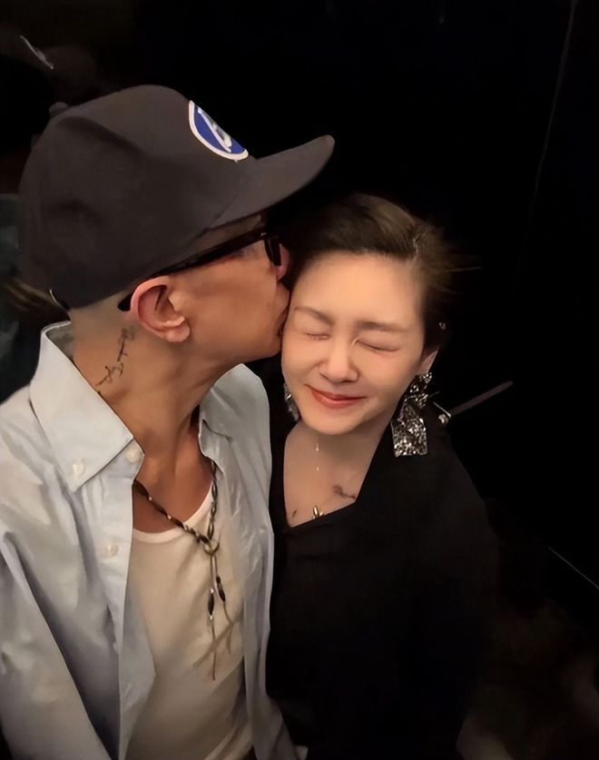 好消息中国女篮有自己的姚明了,坏消息其他球员不会打球了