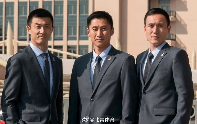 温网提前关顶棚再惹争议！德约现场发怒，辛纳望月比赛再被提及