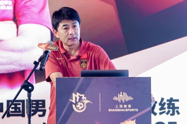 太离谱！41岁C罗巨大低迷：40分钟2次错失单刀 队友抱头不敢相信