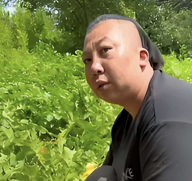 轻松一刻:这三个人哪个更着急上厕所?