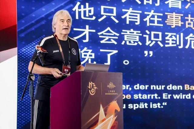 太离谱！41岁C罗巨大低迷：40分钟2次错失单刀 队友抱头不敢相信