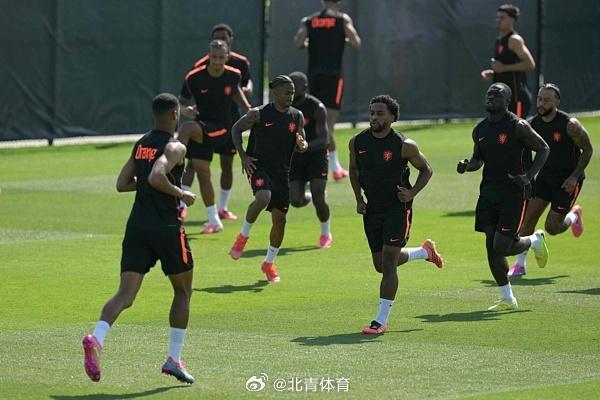 女星金巧巧直播讨债:沈阳的那个欠我爸60万的人抓紧还钱,别逼我