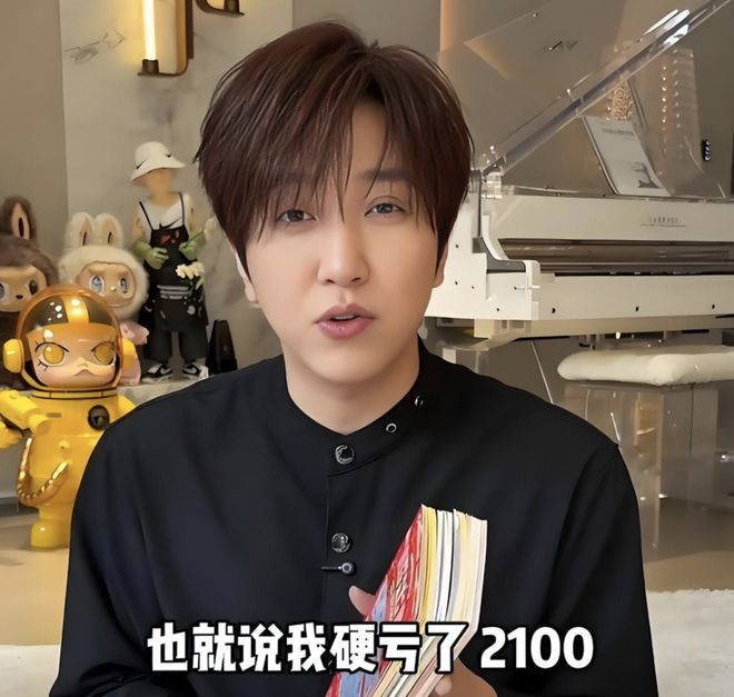 贝尔萨定妆照看向地面引争议，博主：因为他觉得自己不是模特