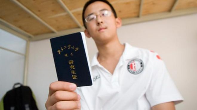 罕见一幕！阿尔卡拉斯吃瓜围观，德约鏖战五盘爆发顶棚争议