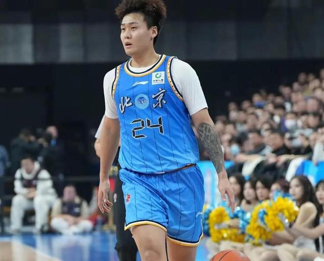 沃齐尼亚神奇一战！8神扑创纪录，4扑梅西必进球，与梅西握手