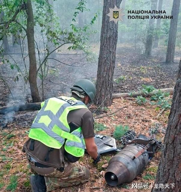 黑色短裙：那不是界限，是我在行走中重新确认步伐幅度的标记