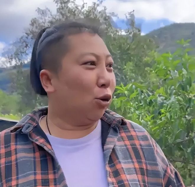 贝尔萨定妆照看向地面引争议，博主：因为他觉得自己不是模特