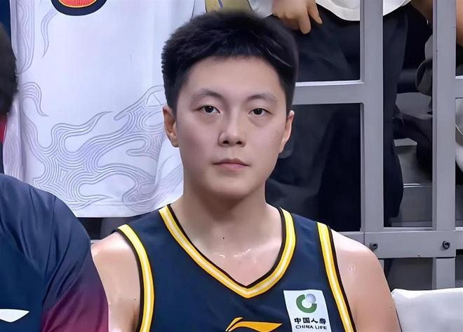 沃齐尼亚神奇一战！8神扑创纪录，4扑梅西必进球，与梅西握手