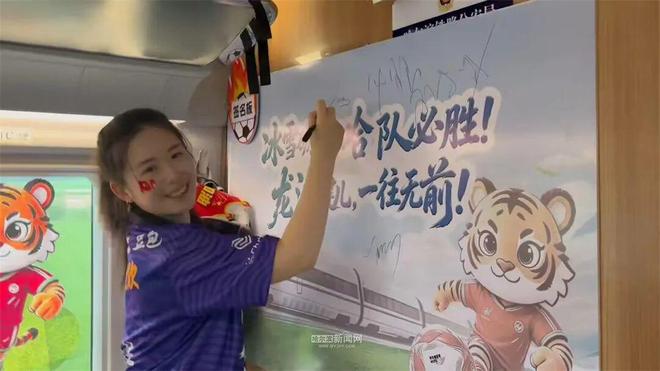 官方：曼联签下18岁哥伦比亚中场克里斯蒂安