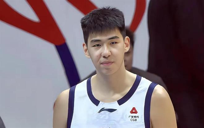 沃齐尼亚神奇一战！8神扑创纪录，4扑梅西必进球，与梅西握手