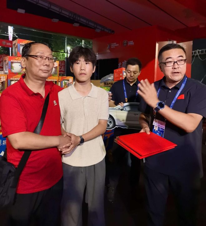 小威20岁对手温网爆冷取胜激动失语:“双腿完全不听使唤”