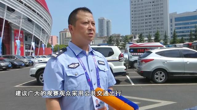 一边是北大教授说灵活就业是福利,一边是深圳30岁失业男子20天没吃饭靠吃饼干喝水硬扛住院...