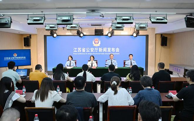 郑爽美国近况被曝！扒完她的财务和官司才发现，不是不想国，而是回不来了